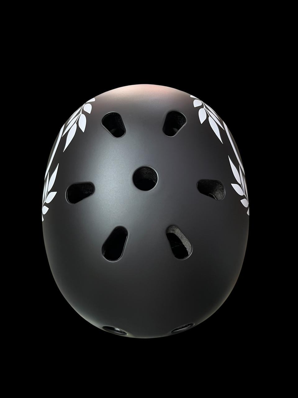 Casco profesional marca nacional Antifashion color negro en varias tallas